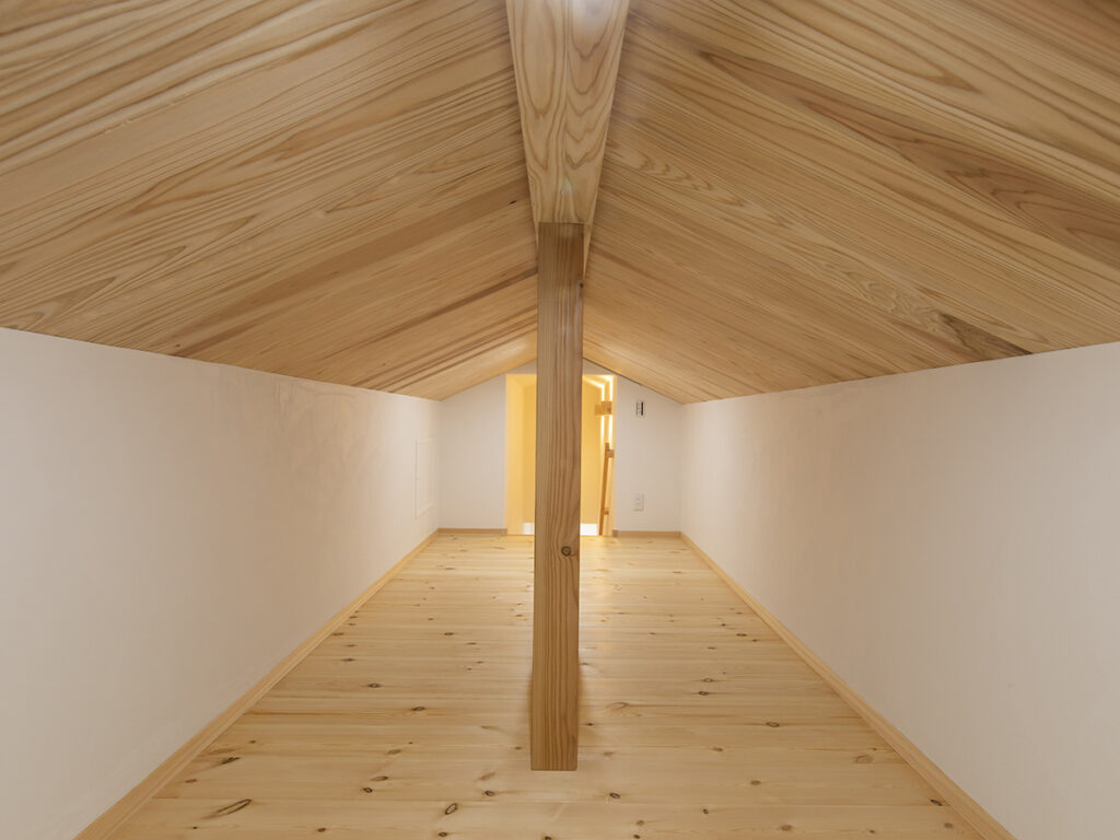 江郷建設　小屋裏収納