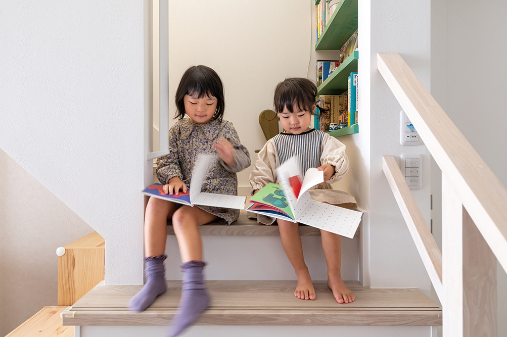 ヌックに座る居心地の良さそうなお子さま