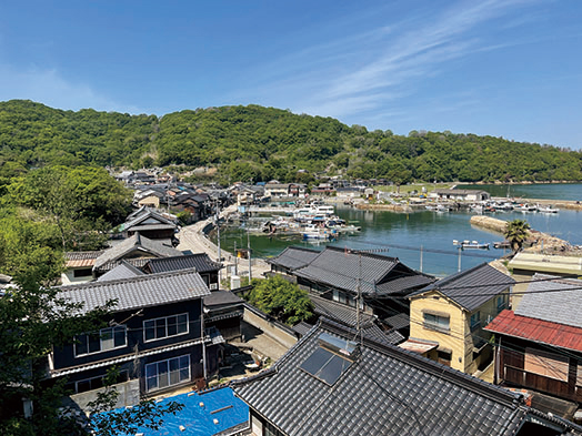 ゆっくりとした島時間が流れる真鍋島。これまでにも数々の映画やドラマのロケ地に選ばれ、最近では2022年公開「劇場版ラジエーションハウス」の撮影も行われた。