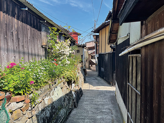 小さな島なので各所を歩いて回れる。細い路地を散策するのも島を訪れる醍醐味。