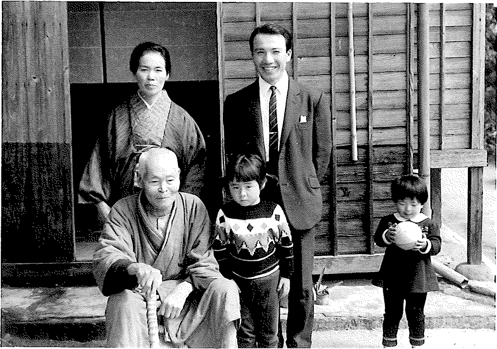 若き日の治夫さん（後列右）。大工の世界に飛び込んで以来、ただひたすらブレずに己の道を歩み続けてきた。