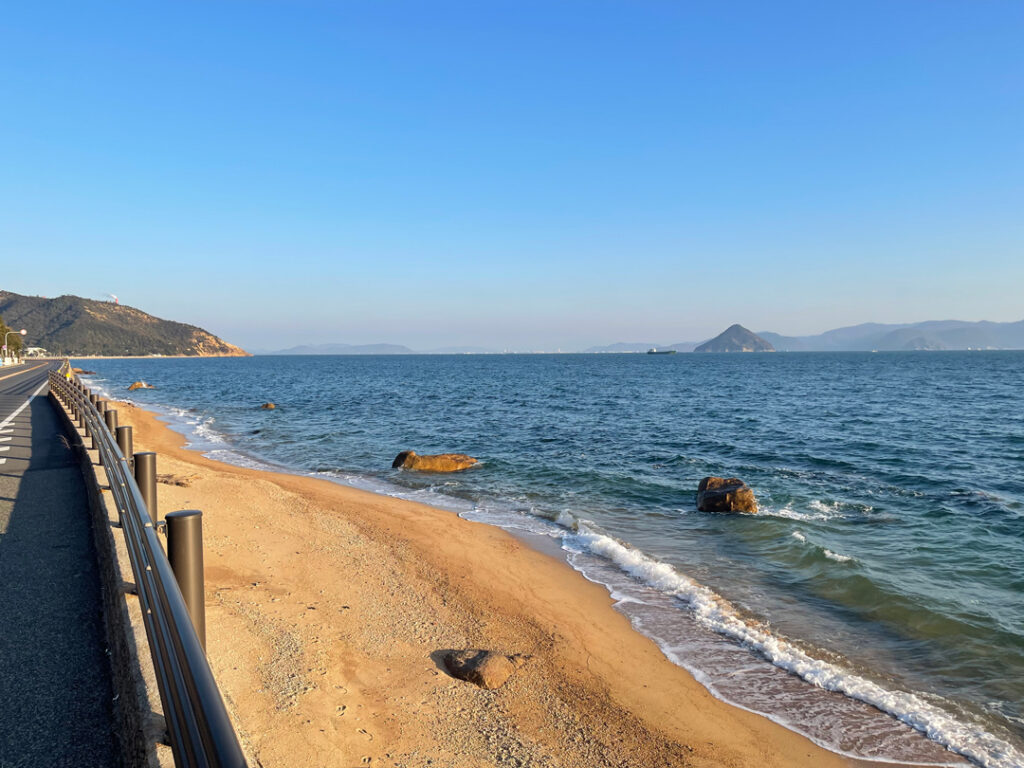所々に駐車帯があり、車を停めて心地よい潮風を浴びながら景色を眺めることもできる。