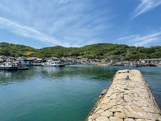 石積みの防波堤や年季の入った家屋など、懐かしい漁村の佇まいが今も残る。