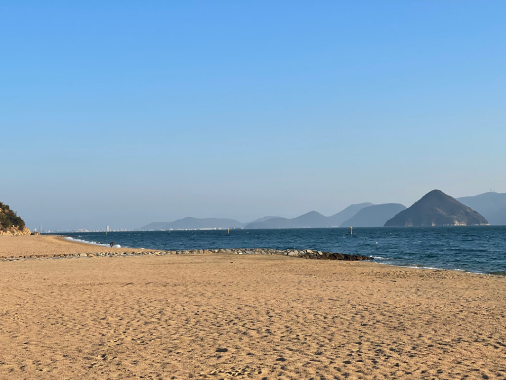 岡山・香川両県に浮かぶおむすび型の無人島・大槌も近くに望める。