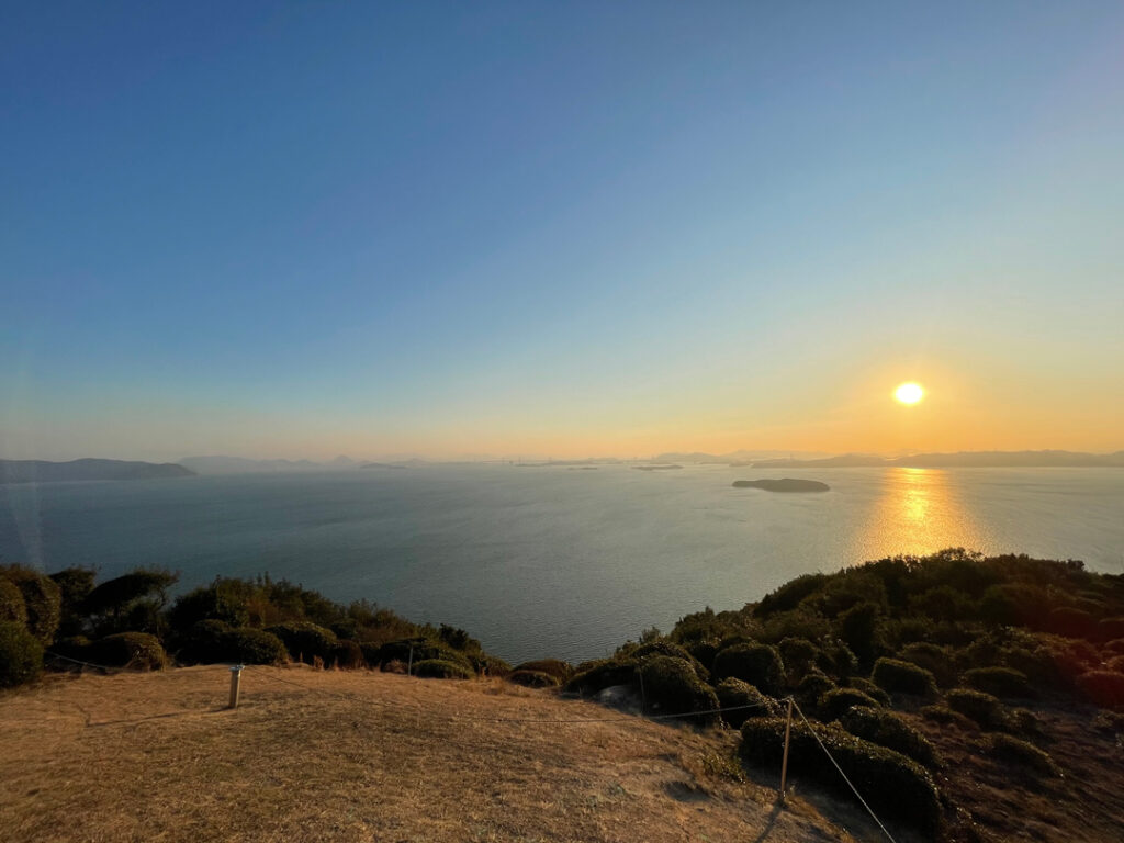 山頂付近から眺める夕焼けは絶品の美しさを誇る。