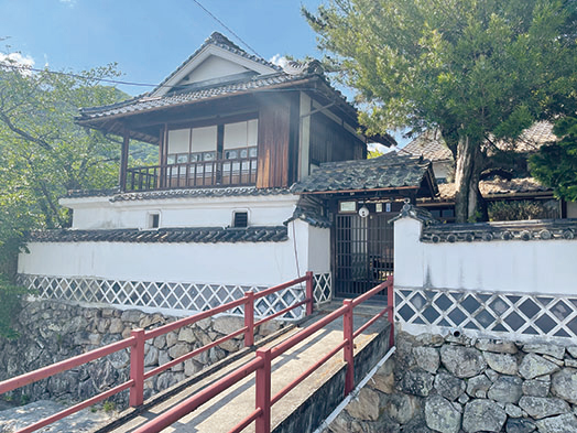 巧の家族が越してきた家は、白壁で立派な門構えのある旧宅「柏木邸」が使われた。