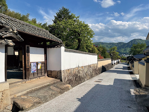 白壁の長屋門や土壁が美しい「武家屋敷通り」は巧の家の近所の風景として映し出される。