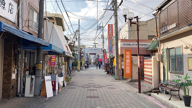 商店街周辺は今も当時のレトロな雰囲気がそのまま残っている。