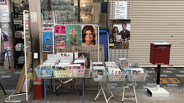 2人がレコードを探していた店は、映画のパンフレットなどを取り扱うコレクターズショップ「映画の冒険」。店内には主要キャスト4人の直筆サインが入ったポスターも飾られている。