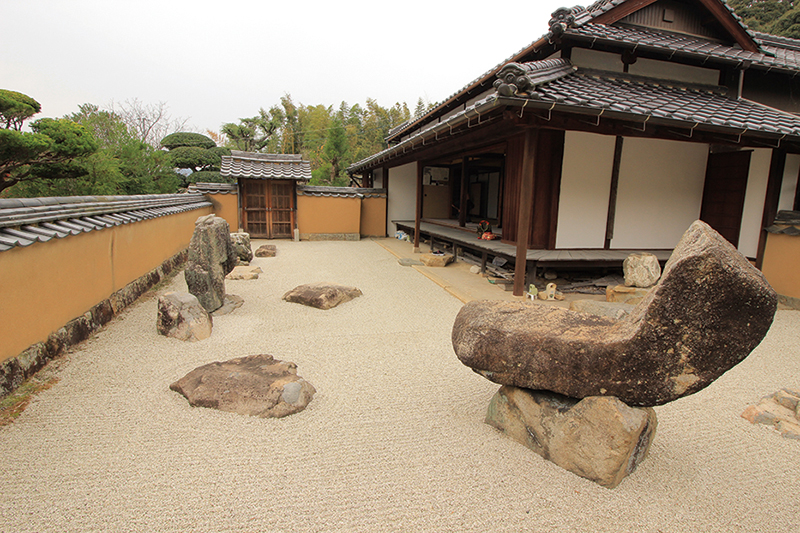 月の柱の庭　Moon Pillar Garden