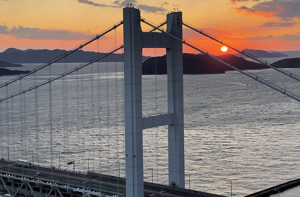 茜色に染まる夕陽の空の瀬戸大橋