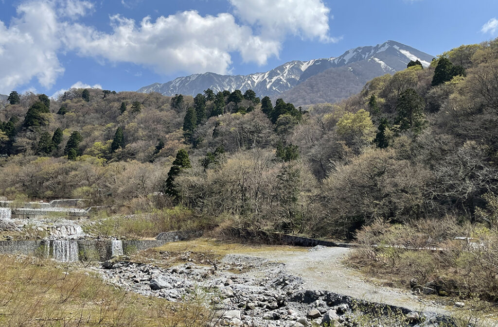 「大山寺」を過ぎ、佐陀川に差しかかると、勇壮な大山北壁が顔を出す