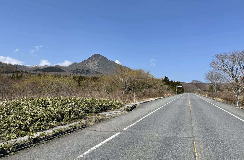 「蒜山大山スカイライン」から西へ県道45号を進むと、左右に視界が広がる開放的な区間がしばらく続き、爽快なドライブを満喫できる。