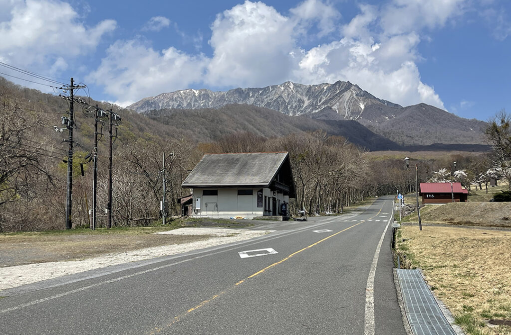 途中「奥大山スキー場」の前を通過。