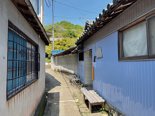 子どもたちが駆け抜けた路地