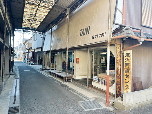 サクとアキがショーウィンドーに飾られたウォークマンを眺めた電気店