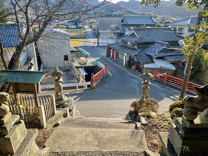 赤い欄干の橋がある交差点