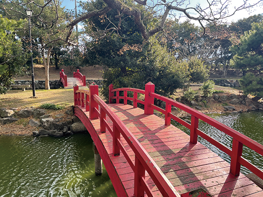 「琴弾公園」に架かる「タイコ橋」