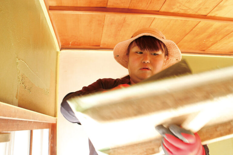 作業をする左官職人平松 ひかりさん