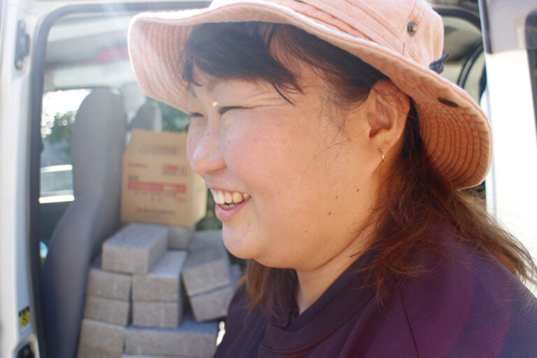 笑う左官職人平松 ひかりさん
