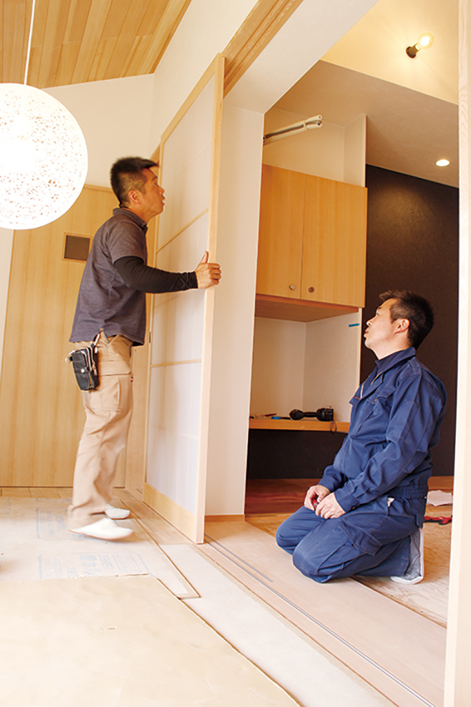 引き戸を取り付ける建具職人の石井さん