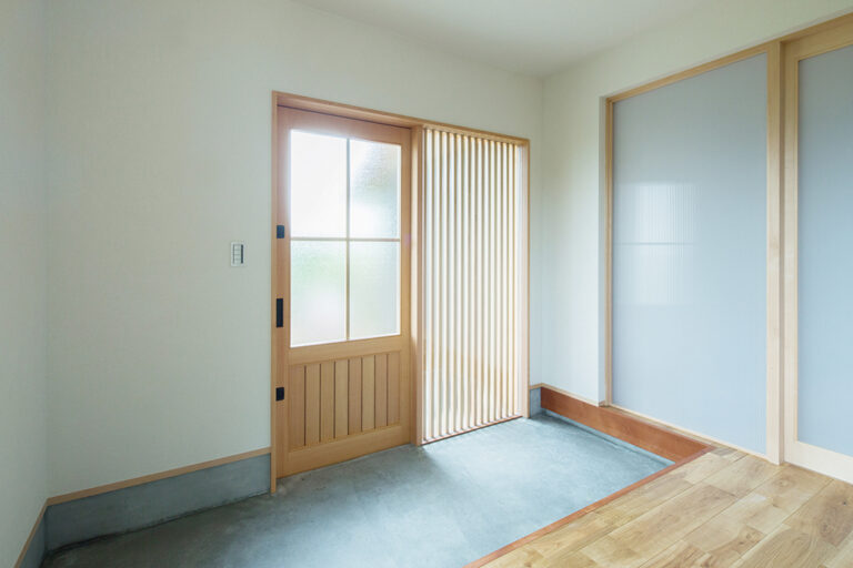 建具が取り付けられた玄関