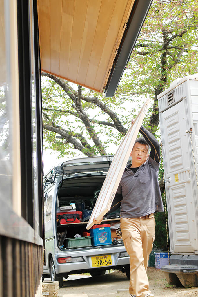 戸を運ぶ職人・石井匠さん