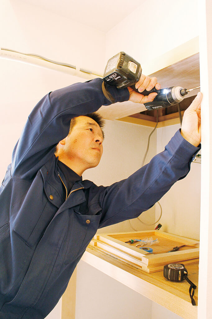 木枠を取り付ける建具職人の石井隆一さん