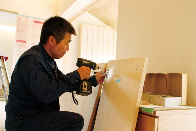金具を取り付ける建具職人の石井隆一さん