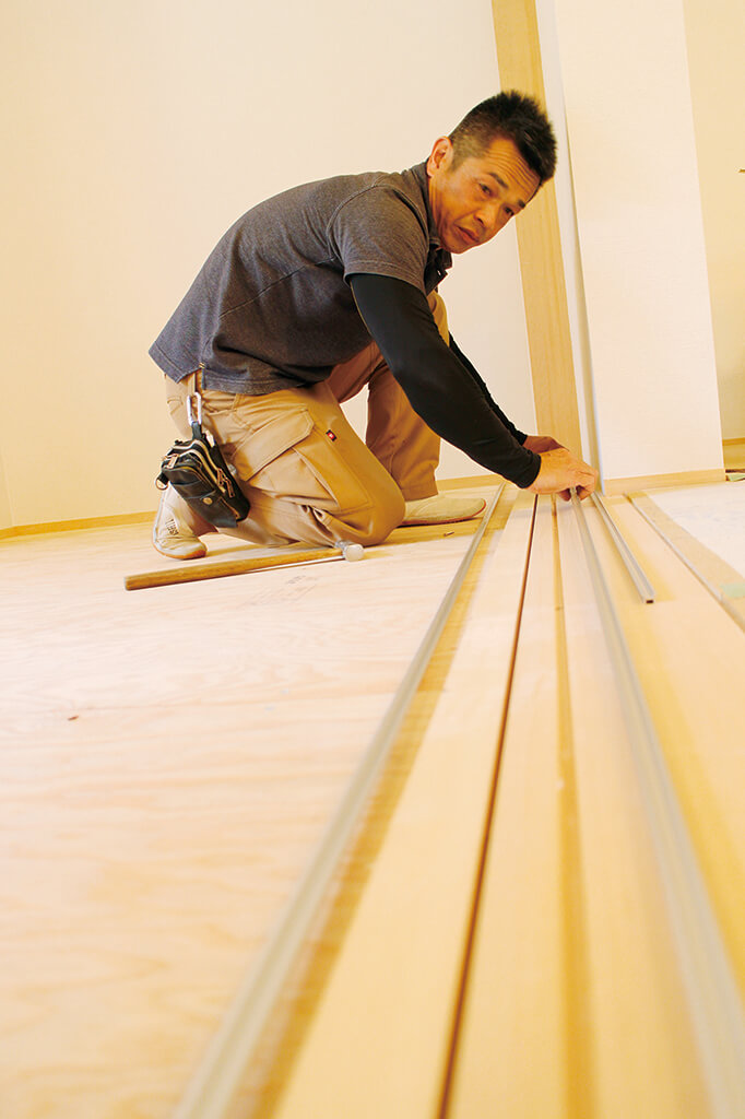 レールをチェックする建具職人の石井匠さん