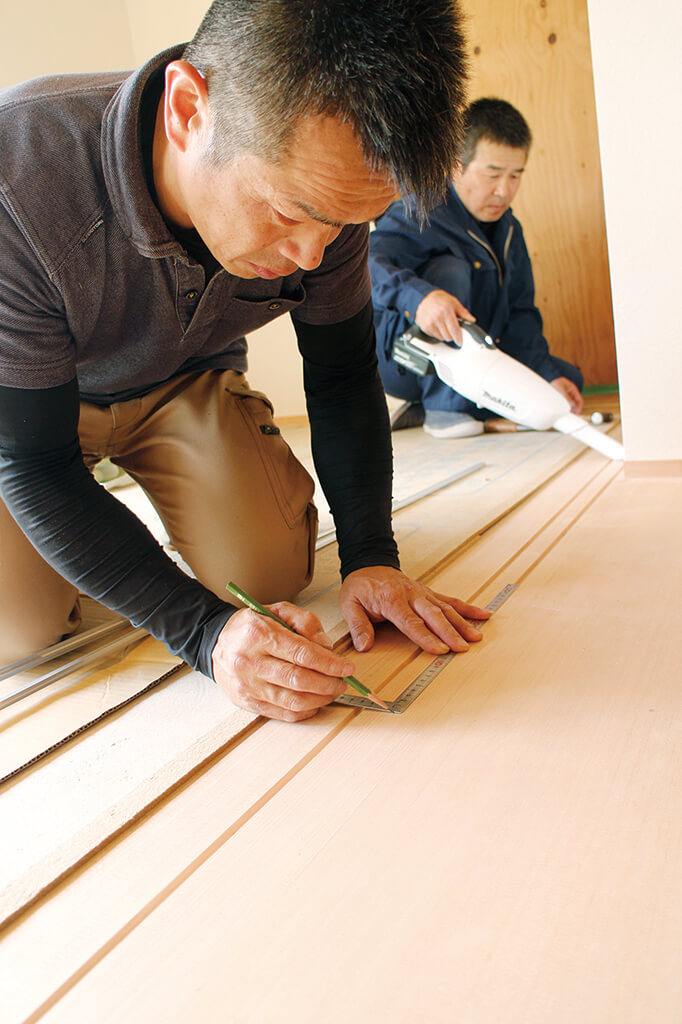 レールを調整する建具職人の石井匠さん