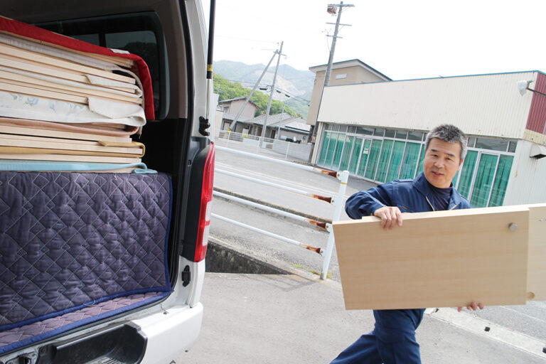 荷物を運ぶ建具職人の石井隆一さん