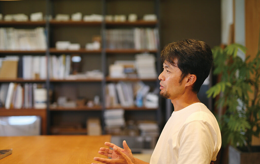 横顔で語る家具職人藤原秀人
