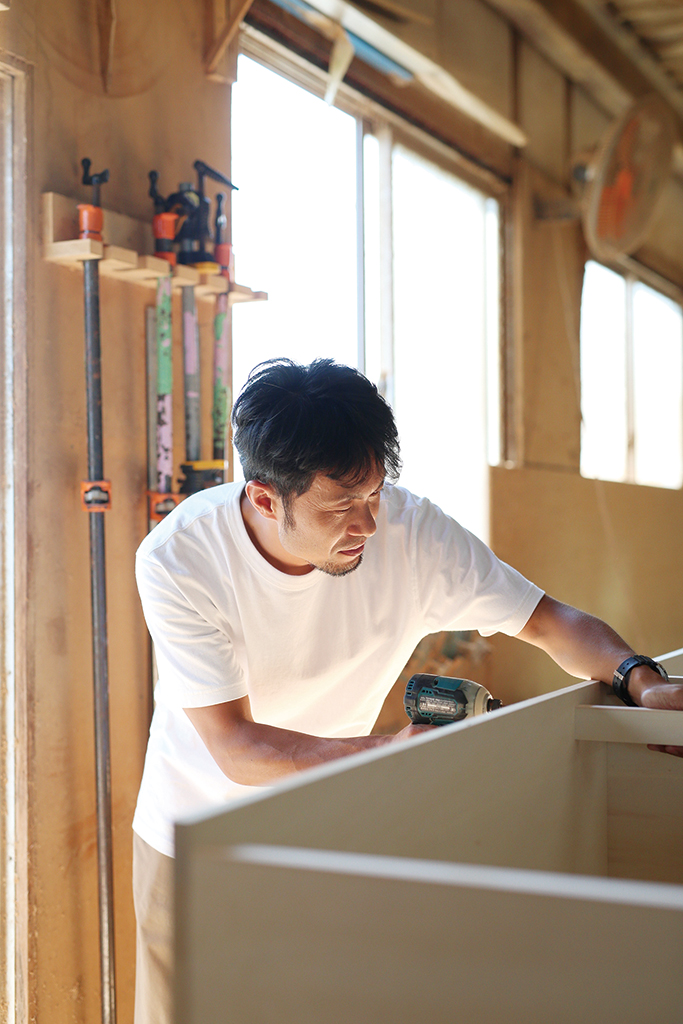 作業する家具職人藤原秀人