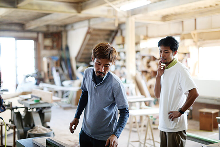 会話をする家具職人藤原秀人