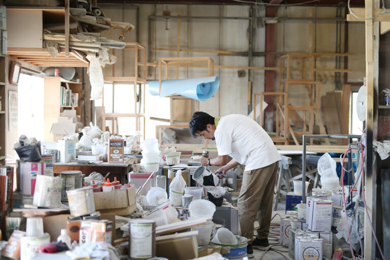 作業する家具職人藤原秀人