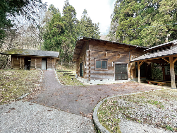 竜王山キャンプ場。ログハウス風のトイレと管理棟の間を抜けていくと登山口があり、ここからいよいよ本格的な山登りがスタートする。