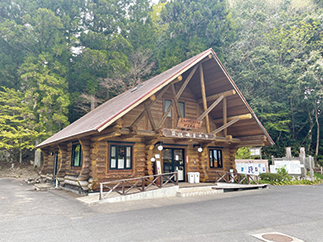 寂地峡案内所を出発
