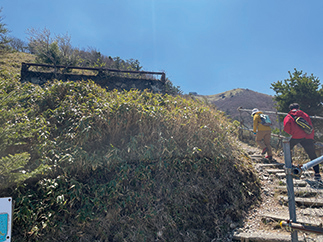 尾根道コースから登山開始