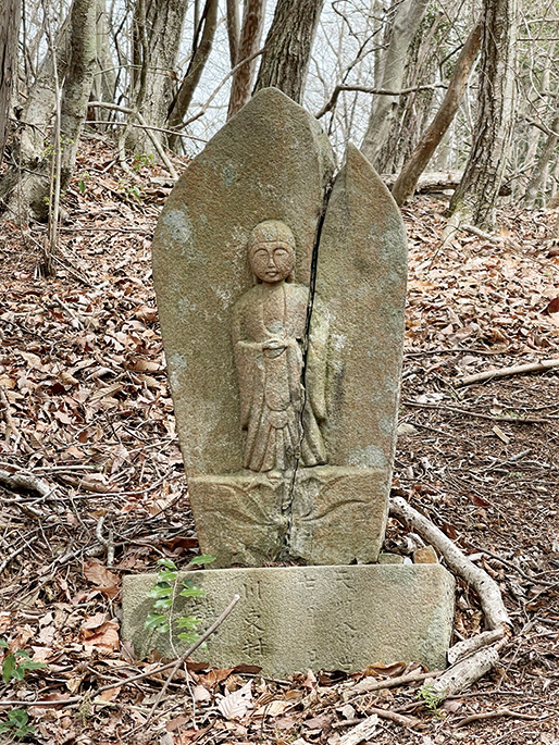 山頂へ向かう道の傍らに、穏やかな顔で佇む地蔵を見つけた。台座にはうっすら「天明八申」と刻まれており、1788年に立てられたものと推測。約230年もの間、山を行く人々を静かに見守ってきたのだろう。