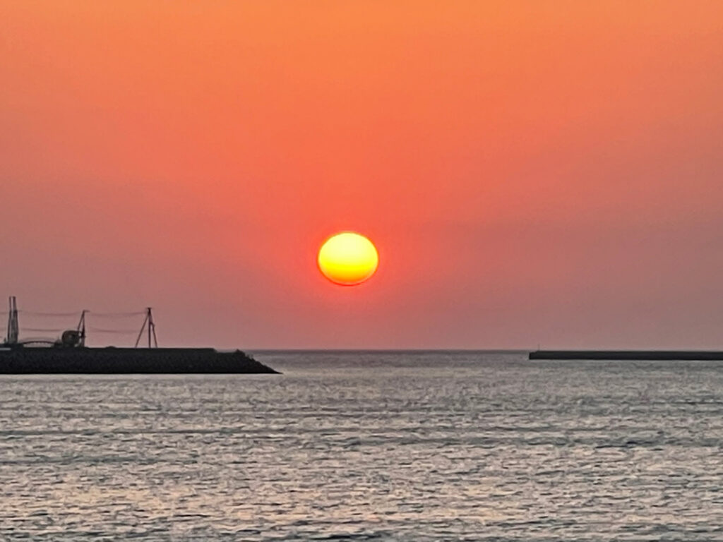 大洲市の櫛生漁港周辺から見る夕暮れ