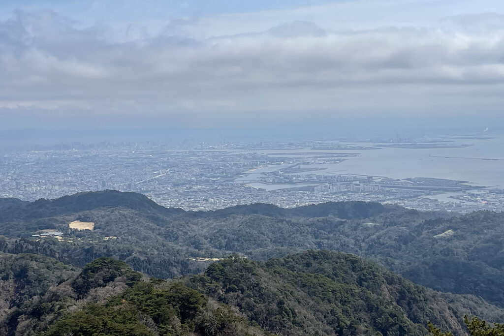 「六甲ガーデンテラス」の展望デッキからは、神戸の町並みから大阪湾を越え、和歌山まで見渡せる一大パノラマが広がっている。
