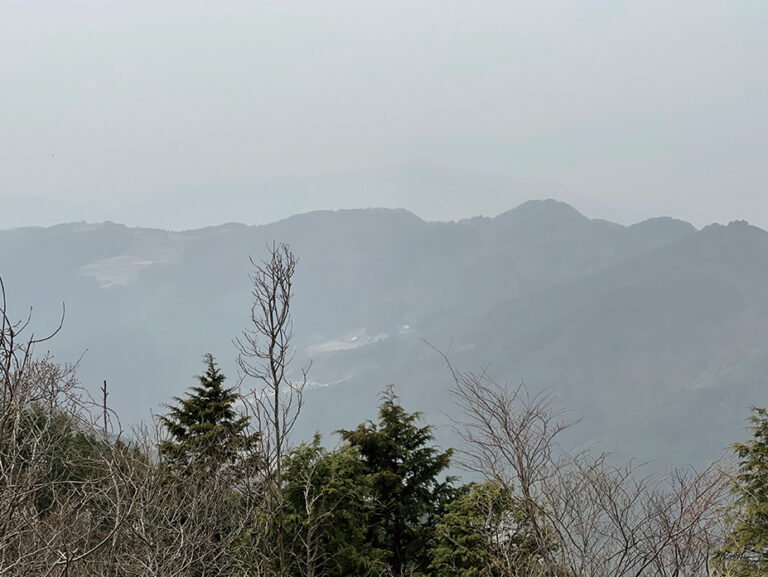 阿波竜王にある展望台から見た北側の眺望。周囲には雑木が生い茂っており、さらにこの日は大量の黄砂が飛来していたこともあって、爽快な景色は見られなかった。反対の南側も電波塔群などが立ち並び、剣山をはじめとする四国山地の雄大な姿を拝むことはできず。