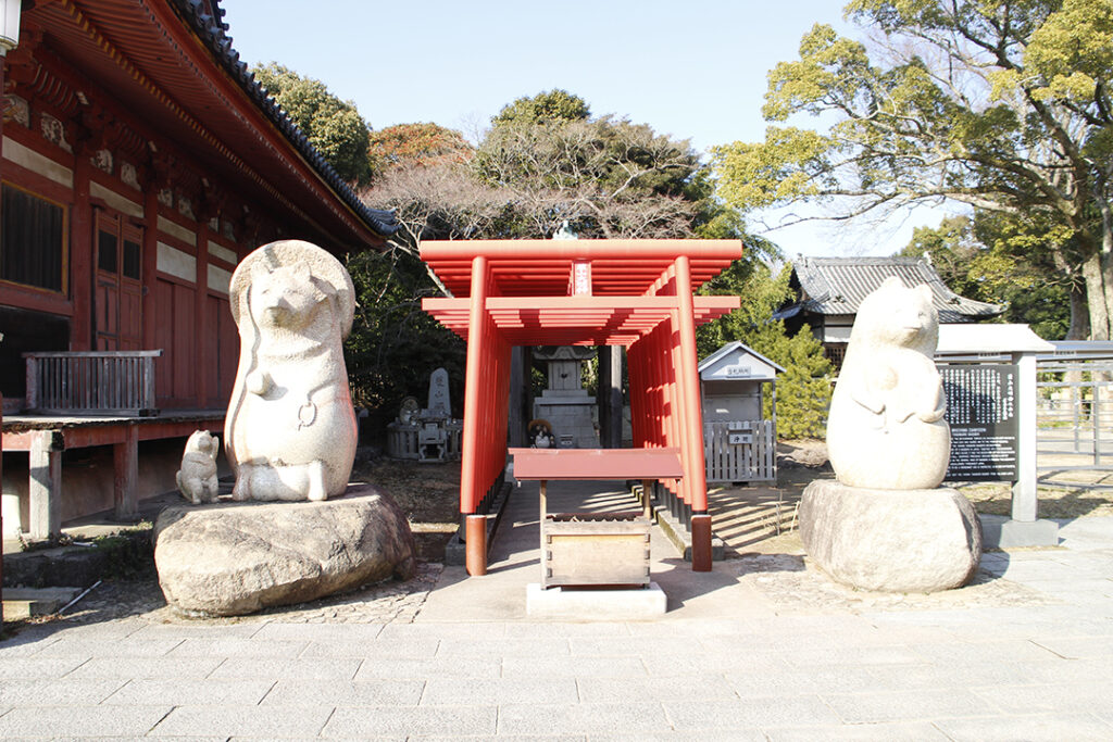「太三郎狸」を祀る「蓑山大明神」