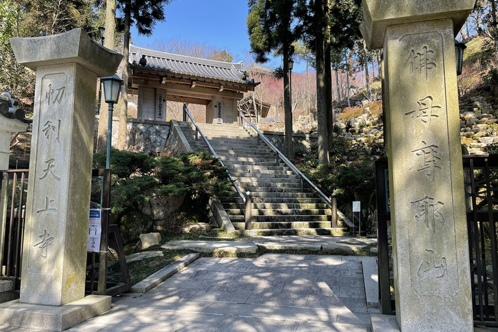 646年に法道仙人が開創したといわれる「摩耶山天上寺」。天空の大舞台からの展望をはじめ、金堂や天竺堂、摩耶天空之庭など見どころも多い。