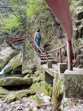 寂地川沿いの階段