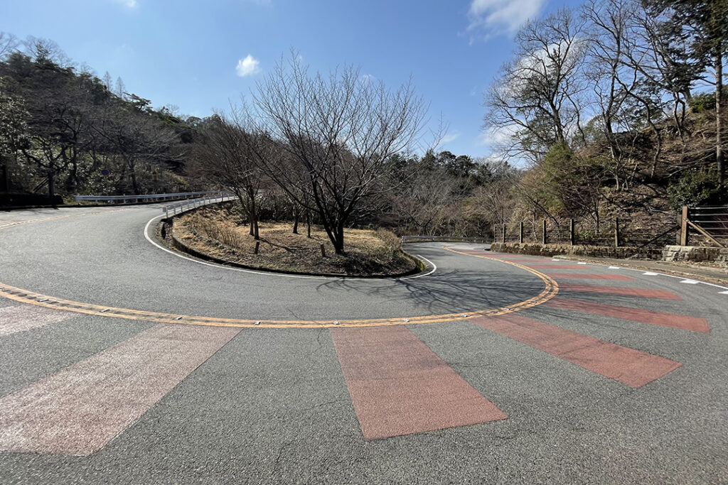 路線は見通しが悪く、激しいアップダウンや急カーブが連続しており、路線バスなどの大型車両の通行も多いので、運転には注意が必要。