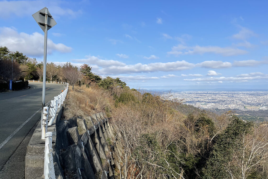 芦屋と有馬を約30分で結ぶ有料道路。生い茂る緑や、道沿いから見える大阪平野の景色などを堪能しつつ、快適に走行できる。