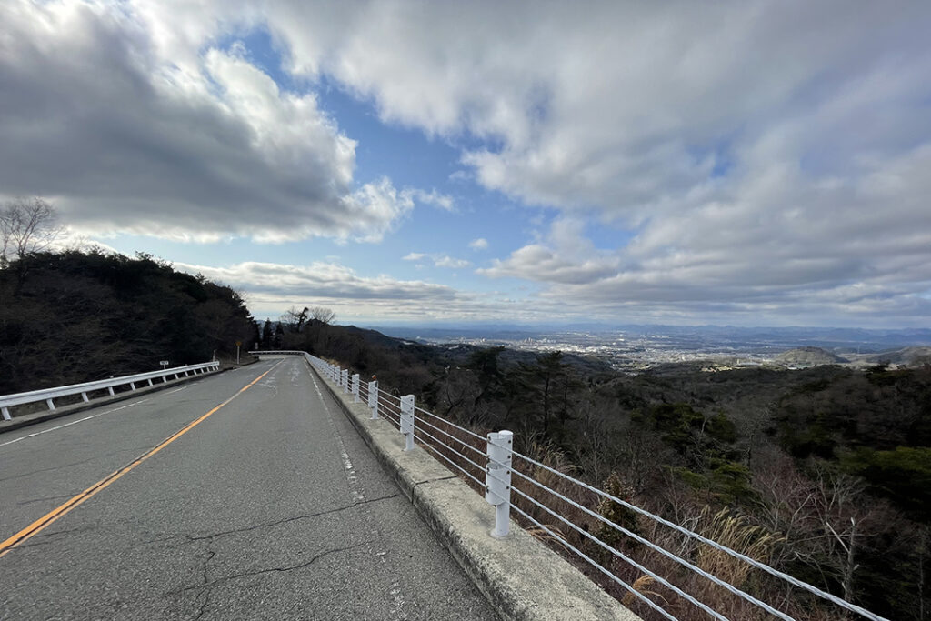 有馬ゲートまでは見晴らしの良い爽快な下り坂が続く。脇見運転やスピードの出しすぎにはくれぐれも注意を。途中には有馬温泉郷や神戸市北区の住宅街、三田市方面までを一望できる「有馬展望台」もある。