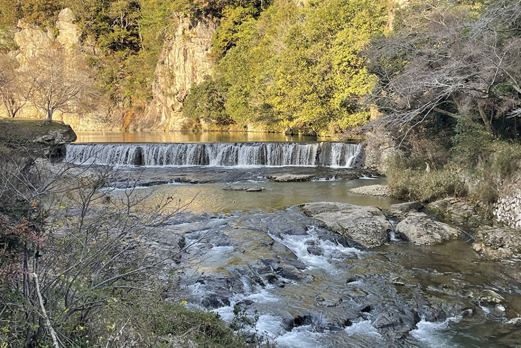 高さ30ｍ、幅100ｍにおよぶ岸壁が屏風のようにそそり立ち、荘厳な景観を織りなす「屏風岩」。夏の夜には飛び交う蛍の光も幻想的に浮かび上がる。